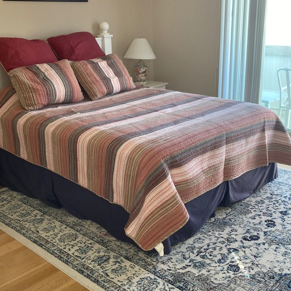 Queen bedding set - Picture 1 of 6